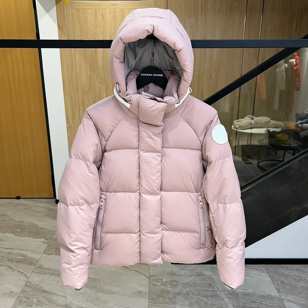 P760 Capsule Series #Exclusive First Release #𝘾𝘼𝙉𝘼𝘿𝘼 𝙂𝙊𝙊𝙎𝙀𝙅𝙪𝙣𝙘𝙩𝙞𝙤𝙣 Top Original Core Private Chat CANADA GOOSE White Label STELS Series Junction Pastel Parker Top Original Product color: Beichen white, melting water blue, stone gray, soft light pink, moonlight lime Size: XS, S, M, L, XL Junction Parker pastel light weight, warm. The Junction Parker is made from soft EnduraLuxe fabric with CORDURA for added durability in high-wear areas, making it lightweight and durable. Features a removable hood for easy transition into warmer weather. Featuring white trim, this parka complements the muted fabric colors and brings a breath of fresh air into the colder months.  Materials List: Details Product Features Removable premium insulated hood is two-way adjustable and padded with down for greater softness around the head and neck Length: Hip-length and warm.  Fabric: Wear-resistant knitting technology: CORDURA fabric is used to reinforce wear-prone areas to improve durability. The inner strap can be worn on the shoulders to free up your hands. The down placket is designed with an invisible snap button closure above the two-way zipper to prevent wind and warmth. Unzips from the bottom to increase range of motion or improve breathability Ribbed knit cuffs add comfort and lock in heat Internal drawstring at hem to block cold wind 3 exterior pockets: Fleece-lined handwarmer pockets with two-way zipper closure for easy access to items. Security pocket with zipper closure under the fly · 2 internal pockets: drop-in pocket Note: As we all know, the original version is made of 80% white duck down, and the fill power refers to the cubic inches of volume occupied by each ounce (30 grams) of down under certain conditions. If one ounce of down occupies 500 cubic inches, the fill power of the down is 500. So we can simply understand it as: fill power is the volume of down, and the volume of down is fill power. The higher the fill power of down, it means that under the same filling amount, down can fix a larger volume of air layer to keep warm and insulate, so the warmth retention of down is better.  Summary: Note: Some merchants add waste silk, 50 velvet, hand-feel velvet, etc. to the filling in order to maximize profits during the production process! It is said to be 90% white duck down, purchasing agent level, or even more exaggeratedly said to be 90% white goose down, to fool the layman! (You can consult the official website. All styles are made of white duck down.) At the same time, I will teach you a more practical trick: buy one from Tmall, and buy another from a merchant you trust at the same time, and come back to compare the details. (Tmall provides 7-day no-reason return and exchange, and MT does not affect secondary sales and provides 15-day no-reason return and exchange.) ⚠️ Remember the principle of getting what you pay for! Don't be greedy for small gains, or you will suffer big losses! Every customer is welcome to ask questions and we will continue to improve product quality and service!